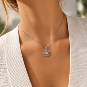 Mujer con collar ERYNA plateado y colgante circular calado con piedra blanca central