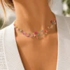 Mujer con collar ERYNA de varios hilos dorados finos con piedras de cuarzo de colores