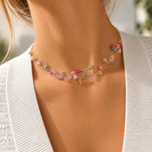 Collar ERYNA cuarzo multicolor puesto Mujer con collar ERYNA de varios hilos dorados finos con piedras de cuarzo de colores