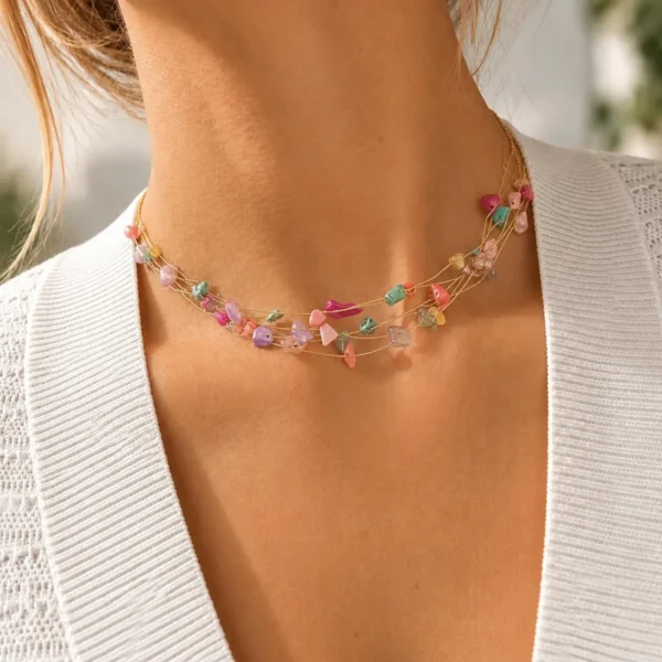 Mujer con collar ERYNA de varios hilos dorados finos con piedras de cuarzo de colores