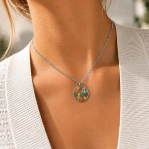 Collar ERYNA flores multicolor puesto Mujer con collar ERYNA plateado y colgante redondo con flores de colores