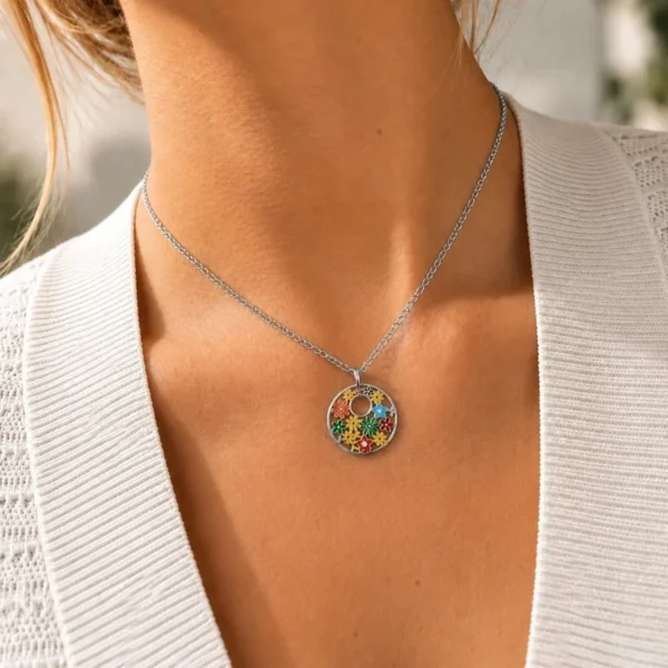 Mujer con collar ERYNA plateado y colgante redondo con flores de colores