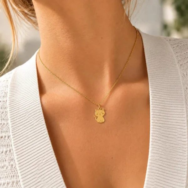 Mujer con collar ERYNA de cadena dorada fina y colgante de gatito