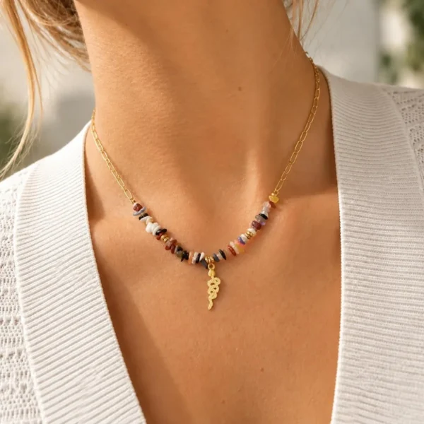 Mujer con collar ERYNA dorado con piedras naturales de colores y colgante de serpiente dorada