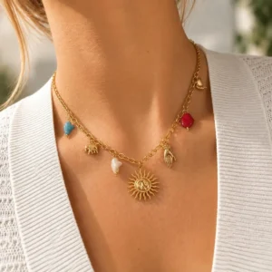 Mujer con collar ERYNA dorado con charms, piedras de colores y colgante de sol con cara
