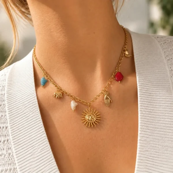 Mujer con collar ERYNA dorado con charms, piedras de colores y colgante de sol con cara