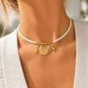 Collar mar de perlas puesto Mujer con gargantilla de cordón blanco con concha, caballito de mar, estrella dorados y perlas