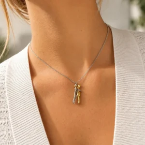 Collar pareja abrazo en acero inoxidable puesto Mujer con collar plateado y colgante de pareja abrazada en acero dorado y plateado