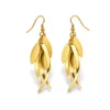 Pendientes largos ERYNA de hojas en acero inoxidable dorado Par de pendientes largos dorados con hojas grabadas, láminas curvas y cierre de gancho ERYNA