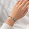 Pulsera ERYNA acero plateado cristales azul y blanco puesta en la muñeca