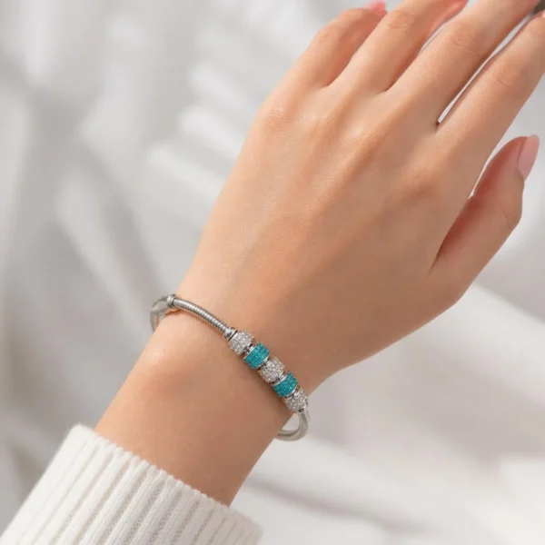Pulsera ERYNA acero plateado cristales azul y blanco puesta en la muñeca