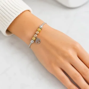 Pulsera ERYNA árbol de la vida en acero bicolor puesta en la muñeca