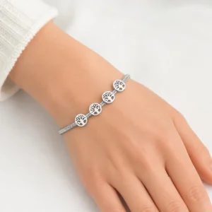 Pulsera de acero inoxidable árbol de la vida puesta en la muñeca