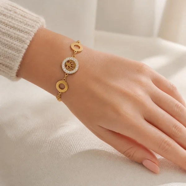 Pulsera ERYNA árbol de la vida con circonitas puesta en la muñeca Pulsera ERYNA árbol de la vida con circonitas puesta en la muñeca