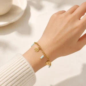 Pulsera ERYNA ÁRBOL DE LA VIDA Y TUBOS DE CRISTAL puesta en la muñeca