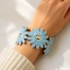 Pulsera brazalete flores ERYNA puesta en la muñeca Pulsera brazalete flores ERYNA puesta en la muñeca