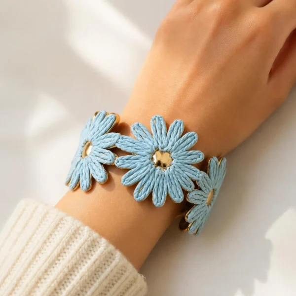 Pulsera brazalete flores ERYNA puesta en la muñeca Pulsera brazalete flores ERYNA puesta en la muñeca