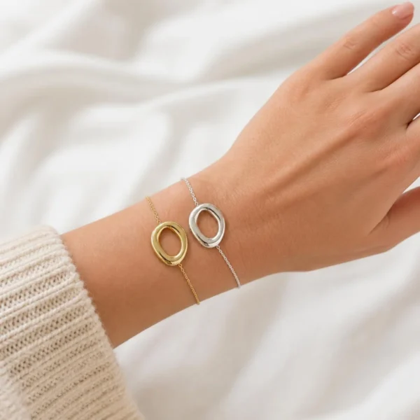 Pulsera círculo de acero ERYNA dorada y plateada puesta en la muñeca Pulsera círculo de acero ERYNA dorada y plateada puesta en la muñeca