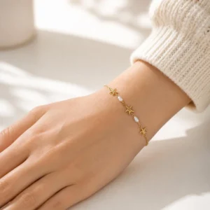 Pulsera ERYNA estrellas de mar & perlas puesta en la muñeca