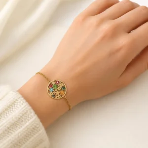 Pulsera ERYNA flor multicolor en acero dorado puesta en la muñeca