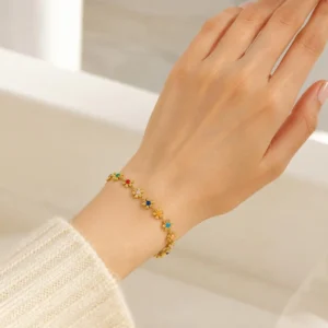 Pulsera ERYNA flores multicolor acero dorado puesta en la muñeca