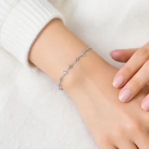 Pulsera ERYNA mariposas en acero plateado puesta en la muñeca