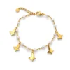 Pulsera dorada de acero inoxidable con perlas blancas, cinco mariposas colgantes y cierre de mosquetón ERYNA