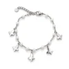 Pulsera plateada de acero inoxidable con perlas blancas, cinco mariposas colgantes y cierre de mosquetón ERYNA