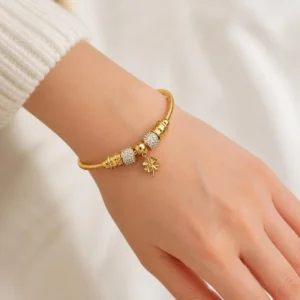 Pulsera rígida de acero inoxidable con circonitas y trébol puesta en la muñeca