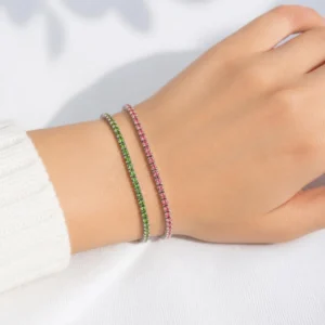Pulsera ERYNA tenis circonitas verde o rosa puesta en la muñeca