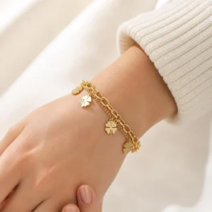 Pulsera ERYNA tréboles de la suerte acero dorado puesta en la muñeca