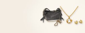 Bolso de ante con flecos, colgante luna y corazón y pendientes de aro corazón de ERYNA, ideas de regalos de Navidad para mujer
