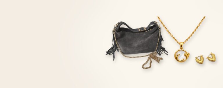 Bolso de ante con flecos, colgante luna y corazón y pendientes de aro corazón de ERYNA, ideas de regalos de Navidad para mujer
